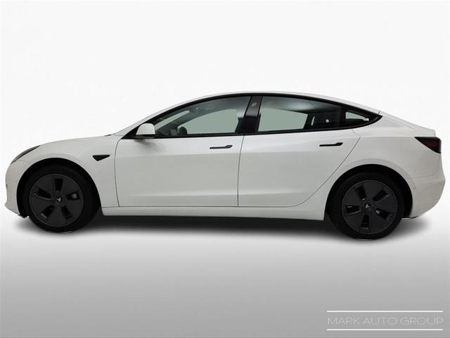 Photo of 2022 White Tesla Model 3