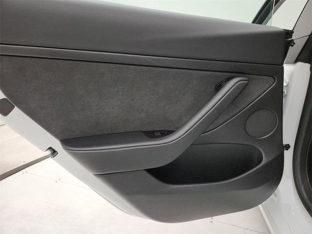 Photo of 2022 White Tesla Model 3