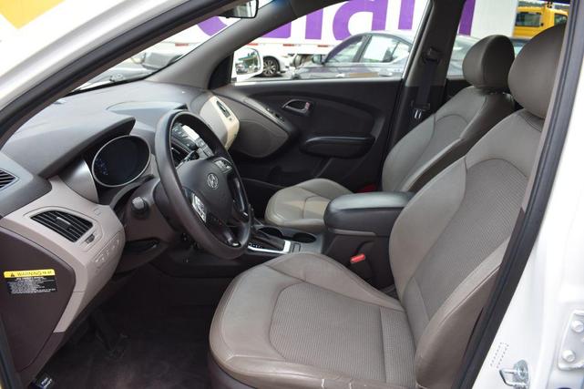 Photo of 2015 Winter White Hyundai TUCSON