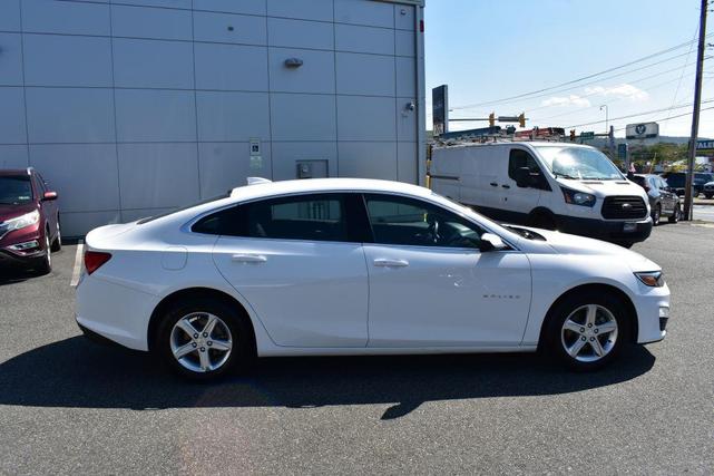 Photo of 2023 White Chevrolet Malibu