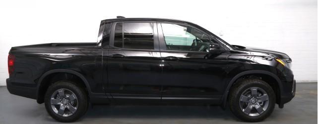 Photo of 2025 CRYSTAL BLACK Honda Ridgeline