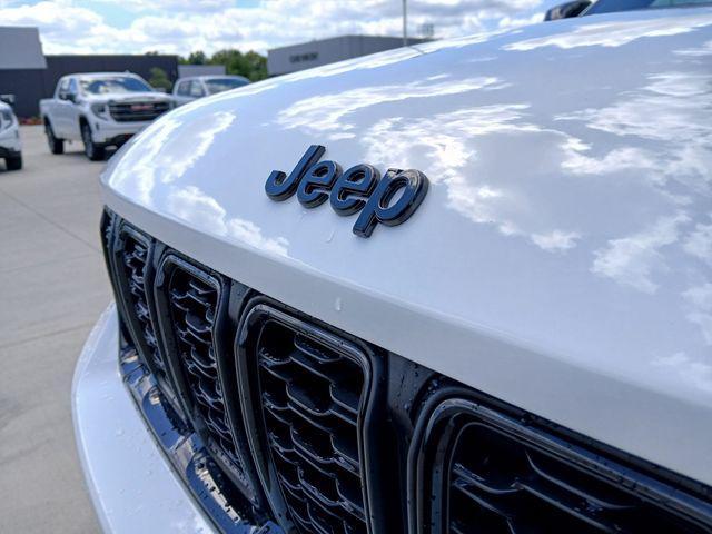Photo of 2024 Bright White Clearcoat Jeep Grand Cherokee