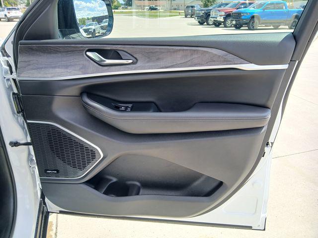 Photo of 2024 Bright White Clearcoat Jeep Grand Cherokee