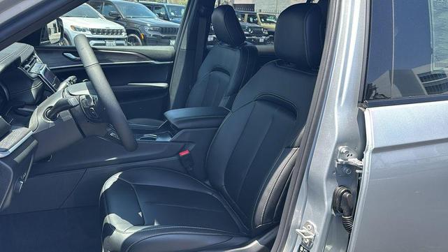 Photo of 2025 Silver Zynith Jeep Grand Cherokee L