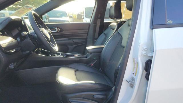 Photo of 2025 Bright White Clearcoat Jeep Compass