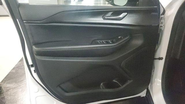 Photo of 2025 Bright White Clearcoat Jeep Grand Cherokee