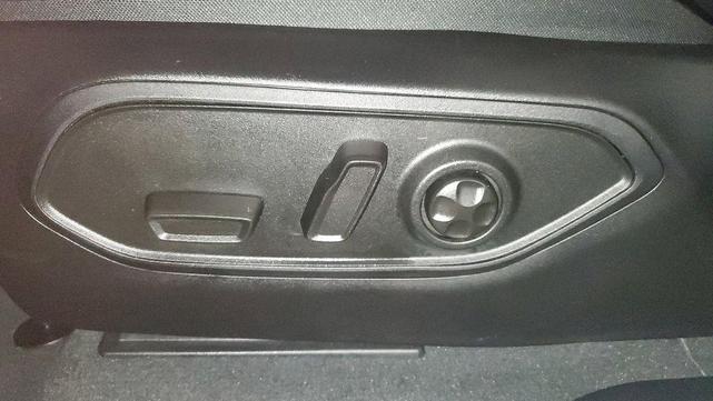 Photo of 2025 Bright White Clearcoat Jeep Grand Cherokee