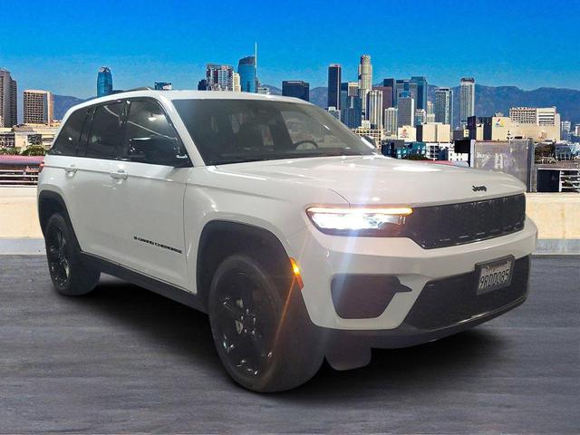 Photo of 2025 Bright White Clearcoat Jeep Grand Cherokee