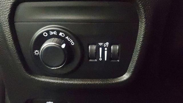 Photo of 2025 Bright White Clearcoat Jeep Grand Cherokee