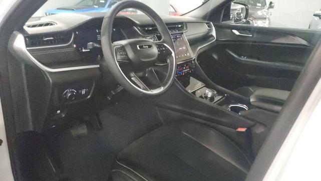 Photo of 2025 Bright White Clearcoat Jeep Grand Cherokee