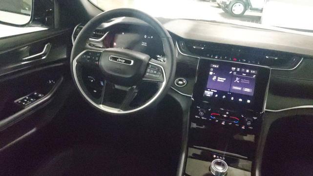 Photo of 2025 Bright White Clearcoat Jeep Grand Cherokee