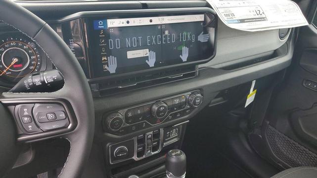 Photo of 2025 Granite Crystal Clearcoat Metallic Jeep Wrangler