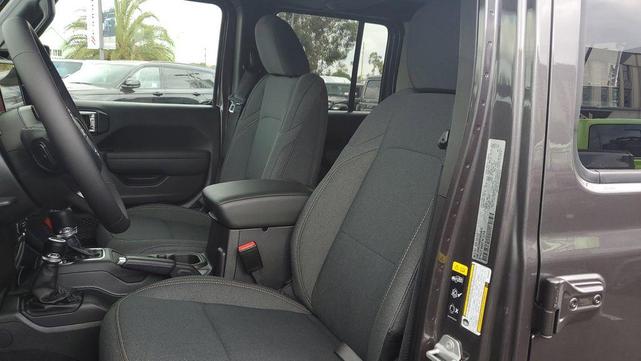 Photo of 2025 Granite Crystal Clearcoat Metallic Jeep Wrangler