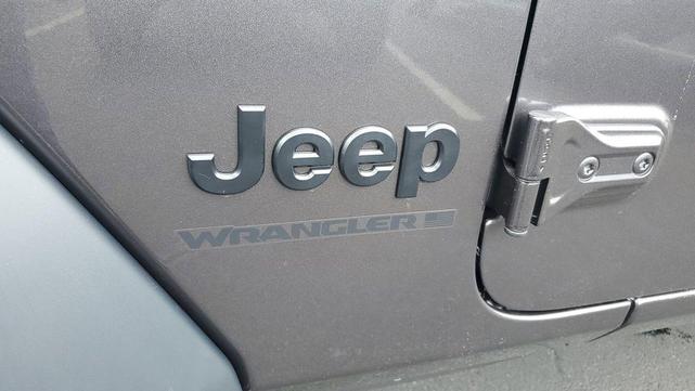 Photo of 2025 Granite Crystal Clearcoat Metallic Jeep Wrangler