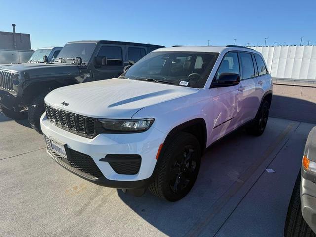 Photo of 2025 Bright White Clearcoat Jeep Grand Cherokee