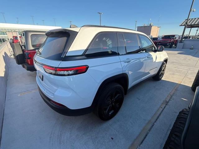 Photo of 2025 Bright White Clearcoat Jeep Grand Cherokee