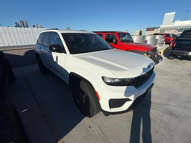 Photo of 2025 Bright White Clearcoat Jeep Grand Cherokee