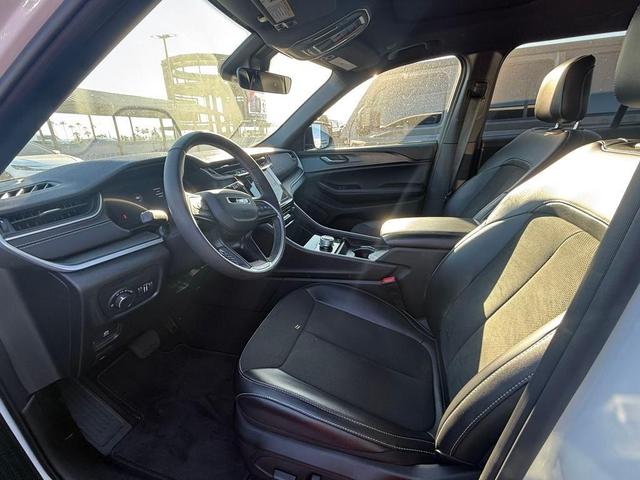 Photo of 2025 Bright White Clearcoat Jeep Grand Cherokee