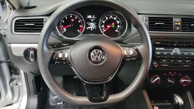 Photo of 2015 Reflex Silver Metallic Volkswagen Jetta