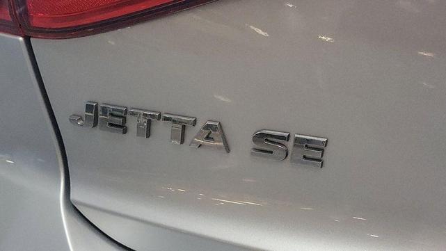Photo of 2015 Reflex Silver Metallic Volkswagen Jetta