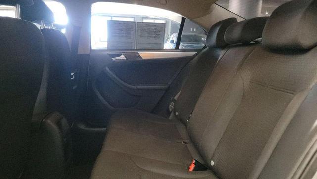 Photo of 2015 Reflex Silver Metallic Volkswagen Jetta