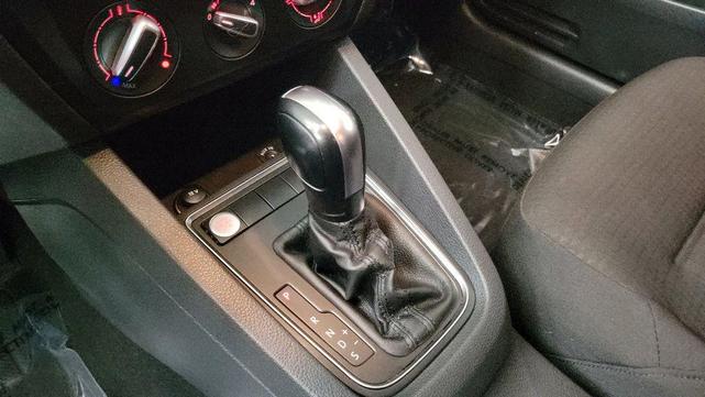 Photo of 2015 Reflex Silver Metallic Volkswagen Jetta