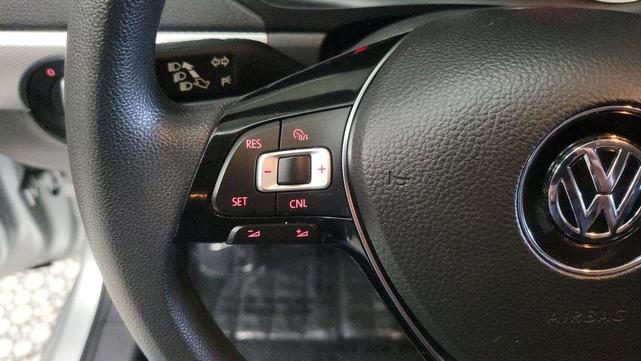 Photo of 2015 Reflex Silver Metallic Volkswagen Jetta