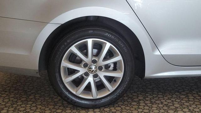 Photo of 2015 Reflex Silver Metallic Volkswagen Jetta