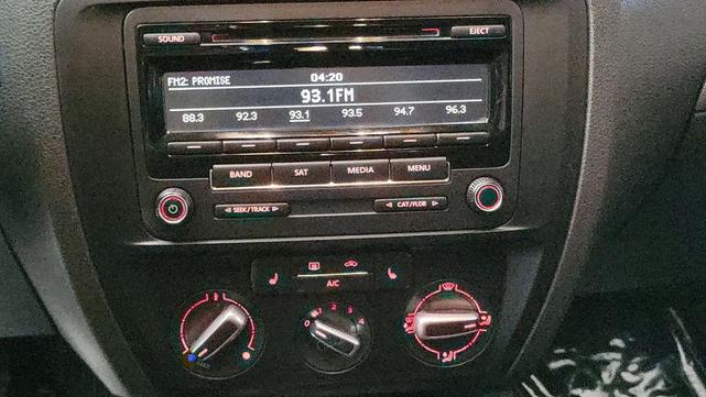 Photo of 2015 Reflex Silver Metallic Volkswagen Jetta