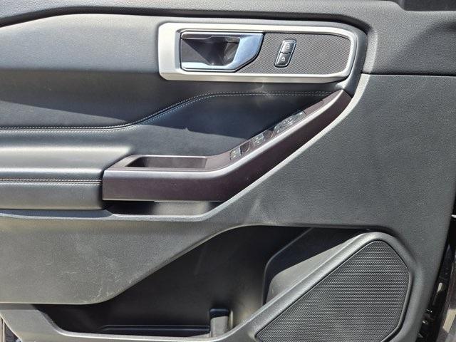 Photo of 2020 Black Ford Explorer