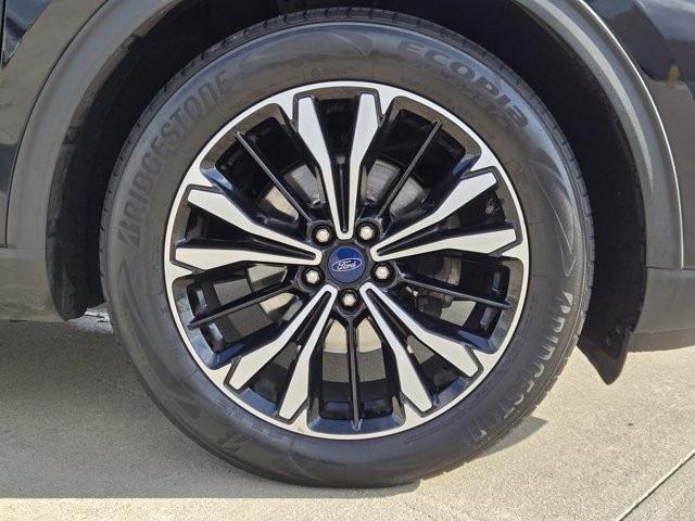 Photo of 2022 Agate Black Metallic Ford Escape