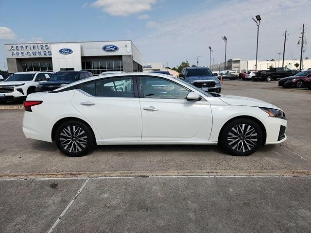 Photo of 2023 White Nissan Altima