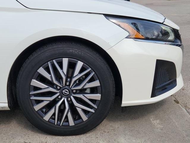 Photo of 2023 White Nissan Altima