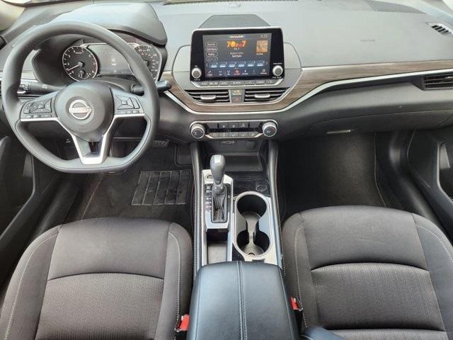 Photo of 2023 White Nissan Altima