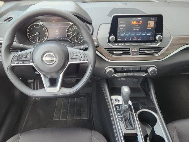 Photo of 2023 White Nissan Altima