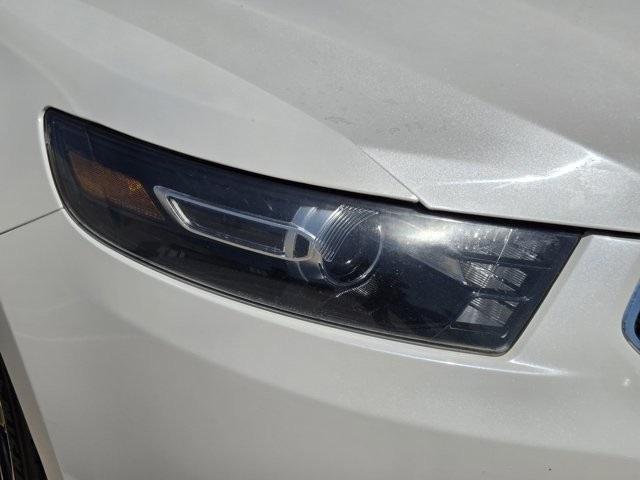Photo of 2018 White Platinum Ford Taurus