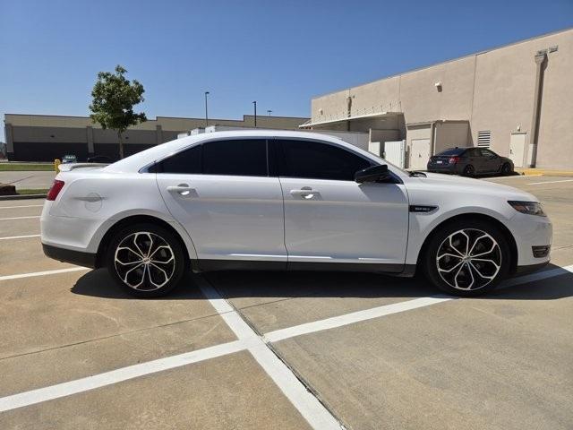 Photo of 2018 White Platinum Ford Taurus