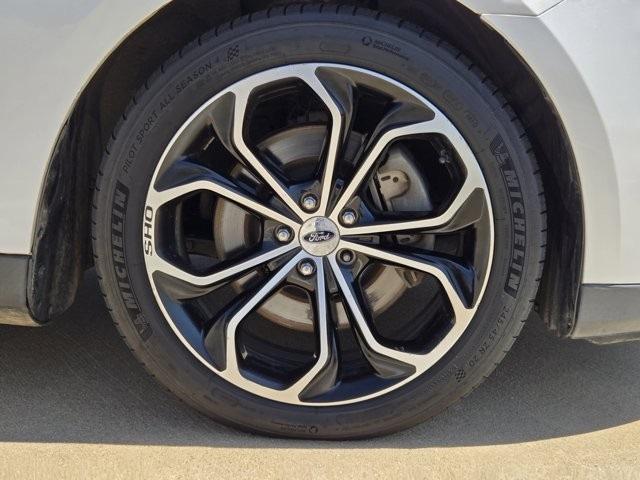 Photo of 2018 White Platinum Ford Taurus