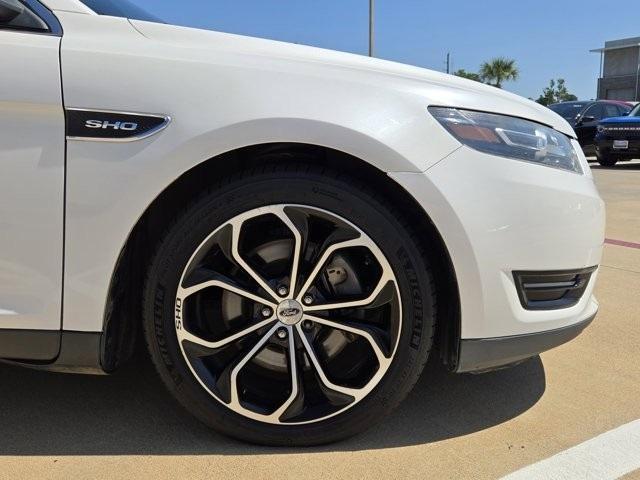 Photo of 2018 White Platinum Ford Taurus