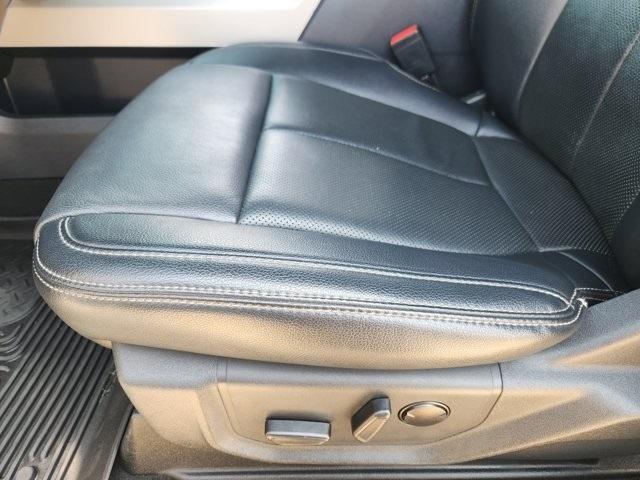 Photo of 2022 White Metallic Ford F-450