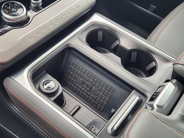 Photo of 2025 Star White Ford Expedition Max