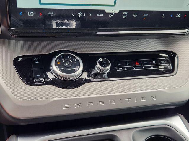 Photo of 2025 Star White Ford Expedition Max