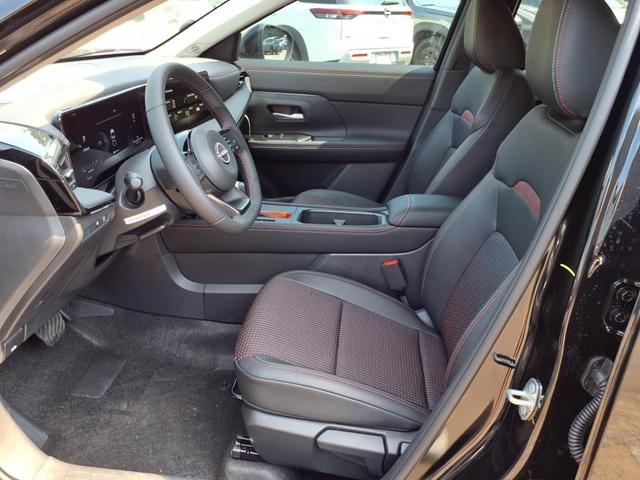 Photo of 2025 Super Black Nissan Kicks