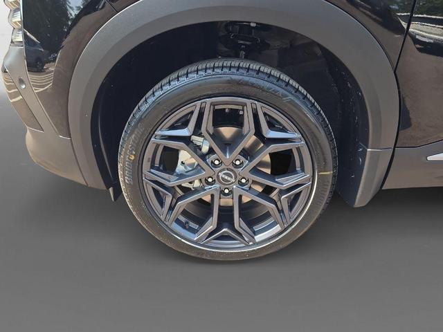 Photo of 2025 Super Black Nissan Kicks
