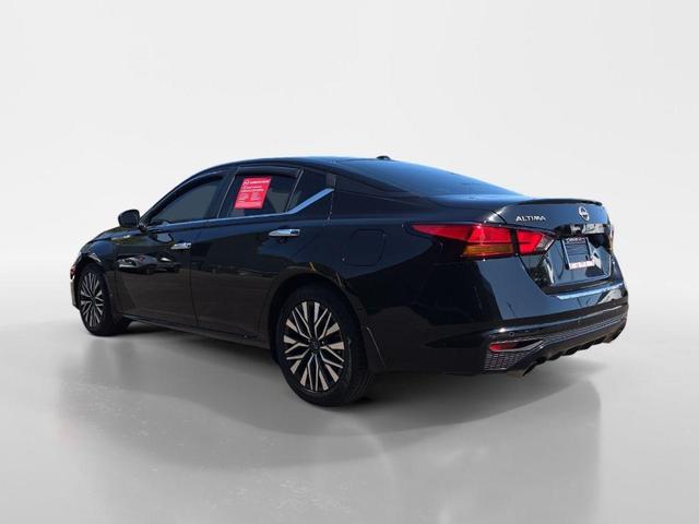 Photo of 2023 Black Nissan Altima