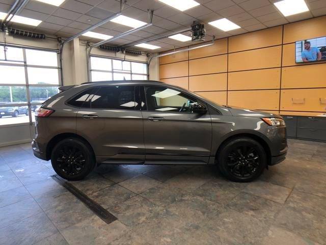 Photo of 2022 Carbonized Gray Metallic Ford Edge