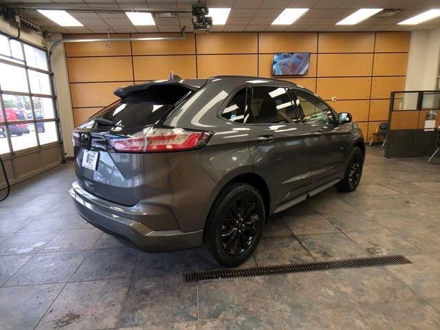 Photo of 2022 Carbonized Gray Metallic Ford Edge