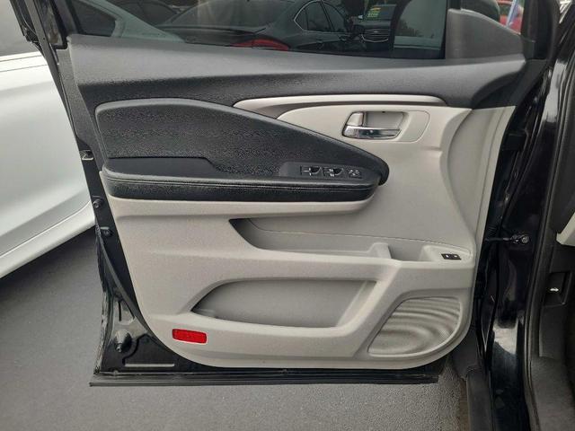 Photo of 2017 BLACK Honda Pilot
