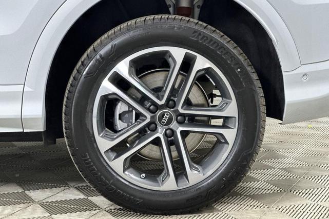 Photo of 2025 Glacier White Metallic Audi Q5