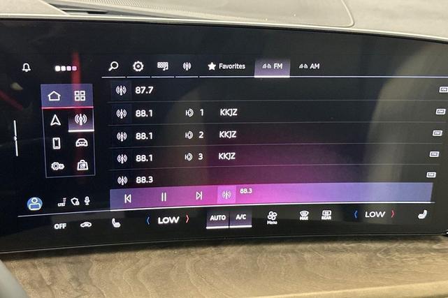 Photo of 2025 Glacier White Metallic Audi Q5